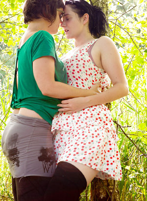 18 year old black girl Nia Nacci doffs school clothes to poses naked